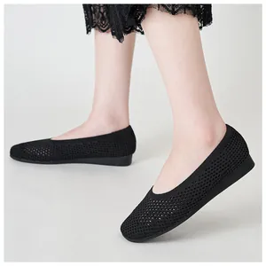 Dettaglio della tomaia in maglia nera traspirante e suola antiscivolo delle scarpe basse