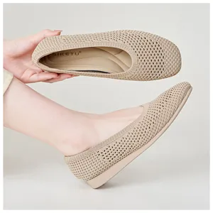 Vista dettagliata delle scarpe con zeppa in maglia traspirante e plantare morbido beige