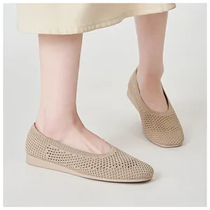 Dettaglio mocassini beige in maglia traspirante per donna con texture traforata