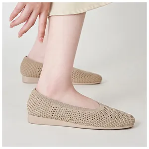 Vista laterale di scarpe con zeppa in maglia traspirante beige da donna indossate