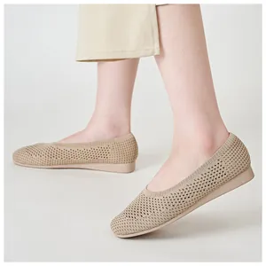Vista laterale di mocassini beige in maglia traspirante per donna con zeppa sul modello