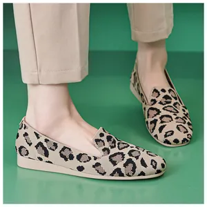 Flache Ballerinas mit Leopardenmuster aus Strickmaterial am Fuß getragen