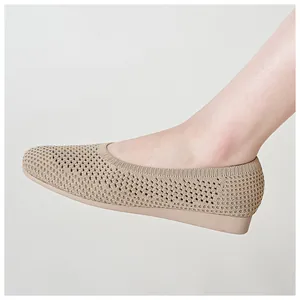 Vista laterale delle scarpe con zeppa in maglia traspirante beige con bordo elastico