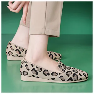 Seitenansicht der flachen Ballerinas mit Leopardenmuster und atmungsaktiver Strickstruktur