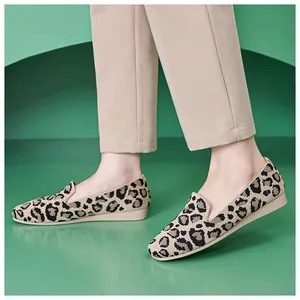 Detailansicht trendiger Strick-Flachschuhe mit Leopardenmuster und weicher Textur und Sohle