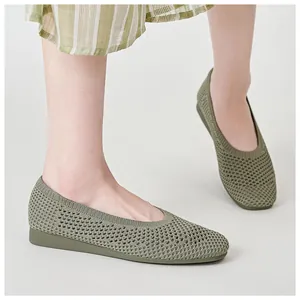 Vista dettagliata delle scarpe con zeppa in maglia traspirante verde oliva da donna