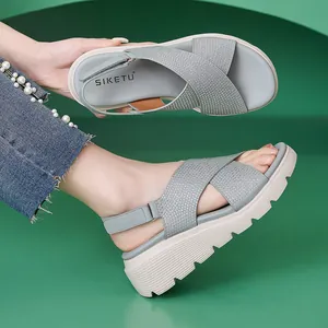 Sandali sportivi da donna con zeppa e cinturini incrociati di strass grigi e suole bianche