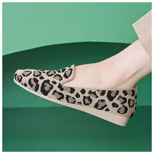 Nahaufnahme der flachen Strickschuhe mit Leopardenmuster und weicher, bequemer Sohle