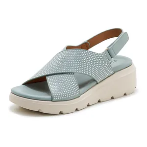 Sandali con zeppa celeste da donna con cinturini in strass e suola antiscivolo