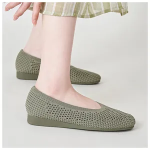 Dettaglio della trama in maglia verde traspirante su comode scarpe con zeppa da donna