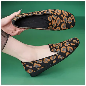 Detailansicht der flachen Leopard-Schuhe mit weicher Strickstruktur und flexibler Sohle
