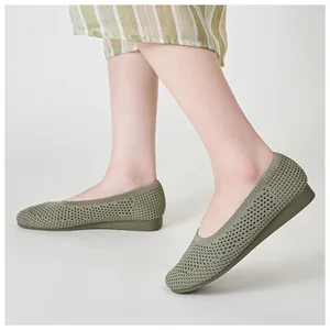Dettaglio delle scarpe con zeppa in maglia traspirante verde oliva da donna e texture