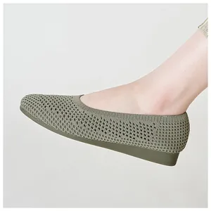 Dettaglio delle ballerine in maglia verde scuro con suola a zeppa morbida e traspirante