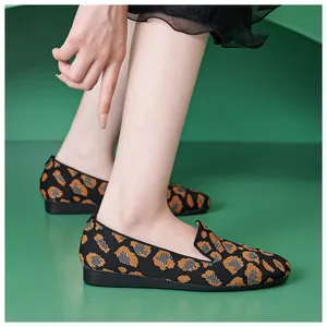 Detail der Strick-Ballerinas mit Leopardenmuster und atmungsaktivem Stoff für Damen