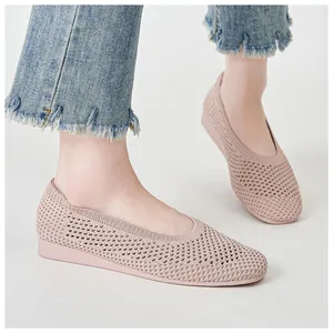Dettaglio del tessuto flyknit traspirante sulle scarpe rosa con zeppa da donna