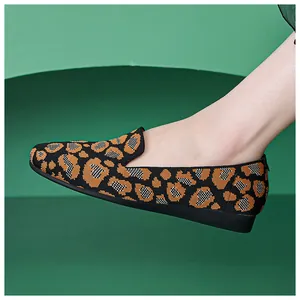 Detail von flachen Damenschuhen mit Leopardenmuster, Stricktextur und weicher Gummisohle