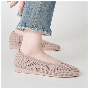 Dettaglio ravvicinato del tessuto traspirante rosa su scarpe casual con zeppa
