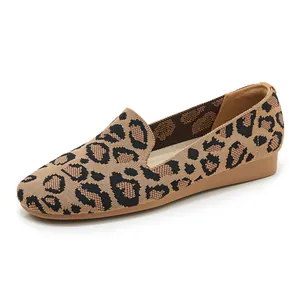 Makroansicht der Leoparden-Stricktextur auf weichen Damen-Ballerinas mit runder Kappe