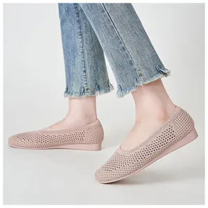 Dettaglio di scarpe con zeppa in maglia traspirante rosa loto e suola in gomma flessibile