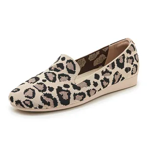 Detail der Leoparden-Strick-Loafer mit weicher Stoffstruktur und beiger Gummisohle