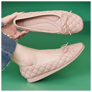 Detailansicht rosa gesteppter Ballerinas mit kleiner Schleife und Metallverzierungen