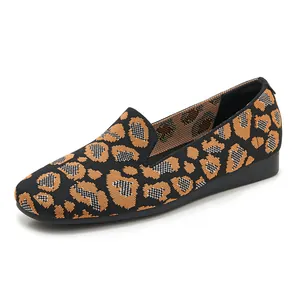Detailaufnahme der weichen Stricktextur im Leopardenmuster und der flexiblen Sohle der Ballerinas