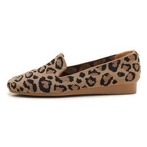 Nahaufnahme der Leopardenmuster-Stricktextur auf bequemen flachen Damen-Slippern