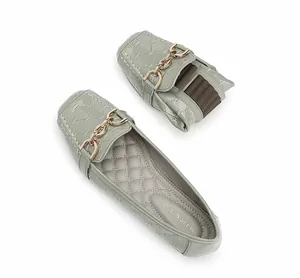 Flexibele grijsgroene lakschoenen met gouden ketting en een zachte opvouwbare zool