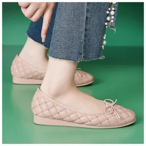 Detailansicht rosa gesteppter Ballerinas mit Metallnieten und zarter Schleifendekoration