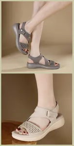 Detailopname van lichte sleehaksandalen met fonkelende strass-steentjes en uitsnijdingen
