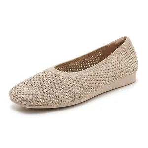 Dettaglio della trama in maglia traspirante sulle scarpe casual beige con zeppa donna