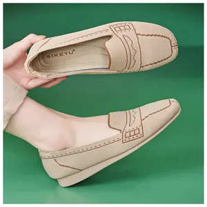 Nahaufnahme beiger Strick-Loafer mit atmungsaktivem Mesh-Gewebe und weicher Gummisohle