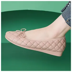Seitenansicht der rosa gesteppten Ballerinas mit Nieten und Schleife an der Spitze