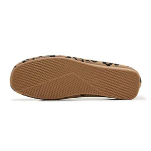 Detail der flachen Leoparden-Schuhsohle mit rutschfester Struktur und Größenmarkierung 36