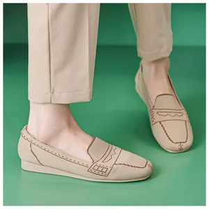 Detailaufnahme apricotfarbener Strick-Loafer mit braunen Linien und weicher Sohle
