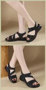 Detail van zwarte platform sandalen met glinsterende steentjes en uitgesneden bandjes