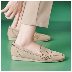 Detailansicht des atmungsaktiven beigen Fly-Knit-Stoffs und der weichen Sohle der Loafer