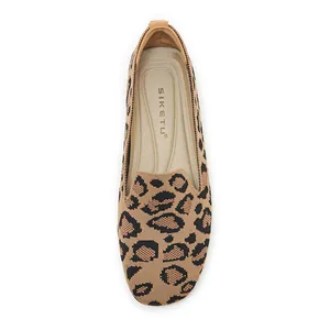 Detaillierte Draufsicht auf bequeme Loafer mit Leopardenmuster und weicher Textur