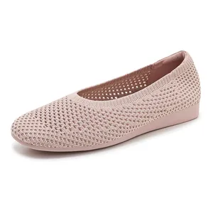 Dettaglio della trama in maglia traspirante di queste scarpe con zeppa confortevoli