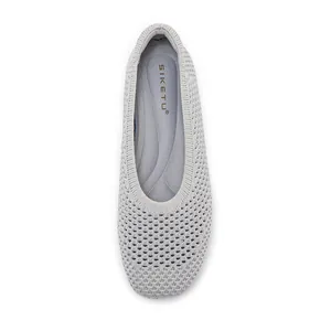 Dettaglio scarpe con zeppa in maglia grigia traspirante e sottopiede ergonomico curvo