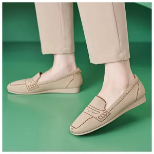Detail von hellbraunen Strick-Loafers mit dunkelbraunen Nähten und atmungsaktivem Stoff