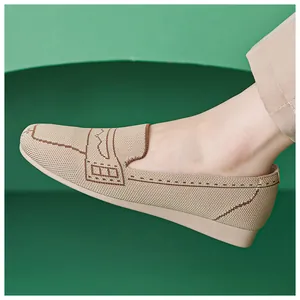 Nahaufnahme beiger Strick-Slippern mit atmungsaktiver Textur und braunen Wellenlinien für Damen