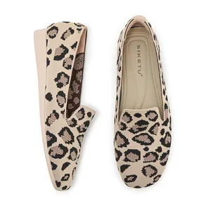 Detailansicht der Ballerinas mit Leopardenmuster und atmungsaktiver Strickstruktur