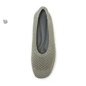 Dettaglio della tomaia grigia in maglia traspirante con soletta ergonomica di supporto