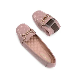 Detail van roze lakleren platte schoenen met hoge flexibiliteit en gouden gespketting