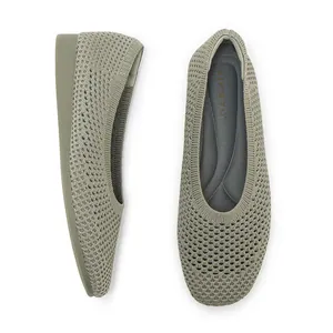 Dettaglio della tomaia in maglia traspirante e della suola a zeppa per queste scarpe