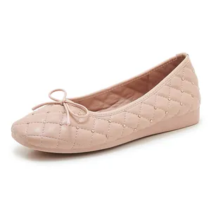 Detailansicht der gesteppten hellrosa Ballerinas mit Goldnieten und Schleifendetail