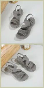 Detail van grijze sleehak sandalen met strass kruisbandjes en verstelbare klittenband