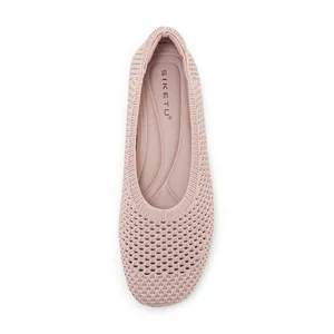 Vista dall'alto di ballerine rosa in maglia traspirante con motivo traforato e suola comfort