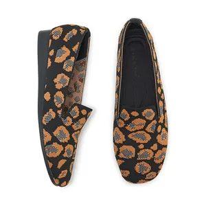 Makroaufnahme von Leopard-Strickmuster und komfortabler weicher Gummisohle der flachen Schuhe